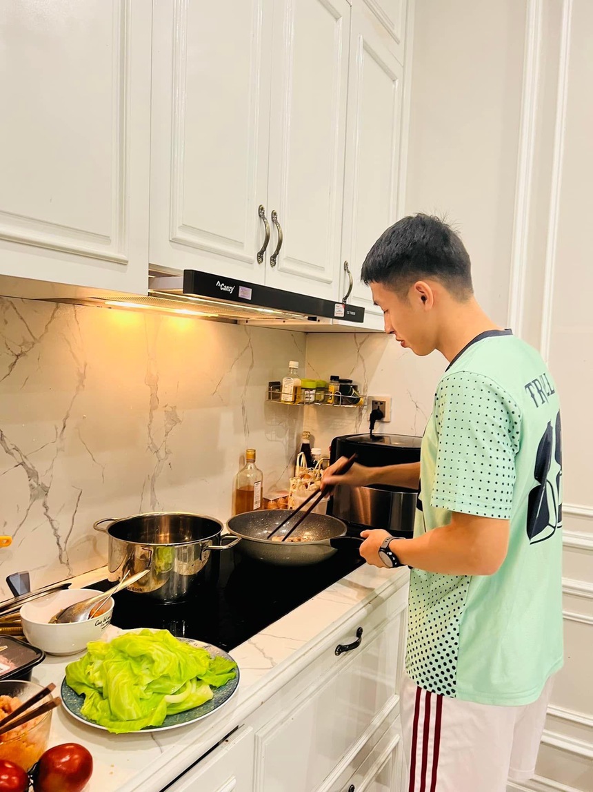 Cuộc sống viên mãi của Hùng Dũng: Ở biệt thự hơn 10 tỷ, bình yên bên vợ đẹp con ngoan - Ảnh 4.