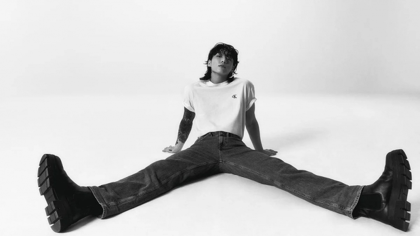 Jungkook BTS 'đốn tim' fan toàn cầu với bộ ảnh mặc áo thun mang tính biểu tượng của Calvin Klein - Ảnh 10.
