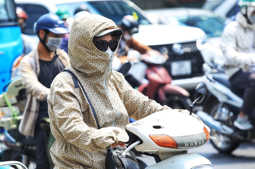 Nhiều khu vực nắng nóng gay gắt - Ảnh 1.