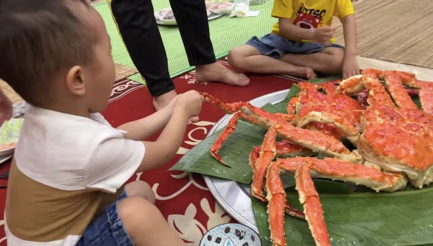 Tự nhận 'chơi lớn', Gấm Kami mua cua hoàng đế nhân dịp đặc biệt - Ảnh 3. Tự nhận 'chơi lớn', Gấm Kami mua cua hoàng đế nhân dịp đặc biệt - Ảnh 3.