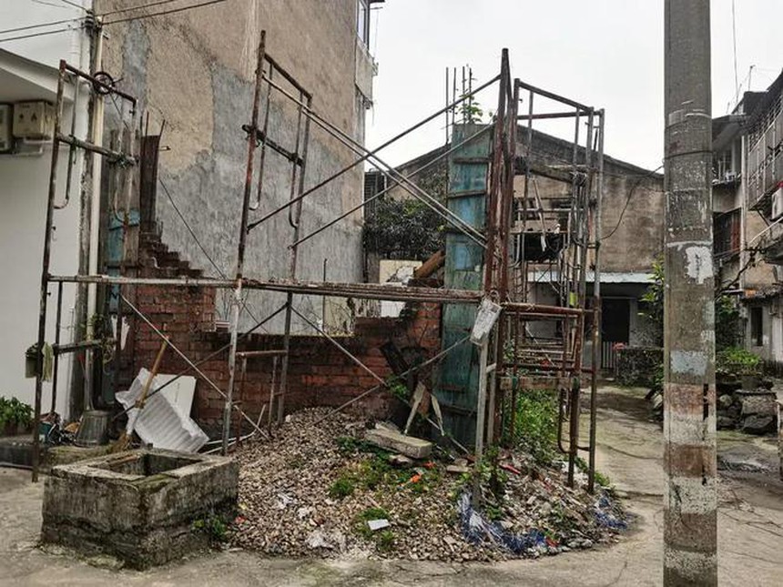 Miếng đất 80m2 ngập rác gần trường học được rao bán hơn 8 tỷ đồng gây tranh cãi: Giá trị thực sự nằm ở điều này - Ảnh 1.