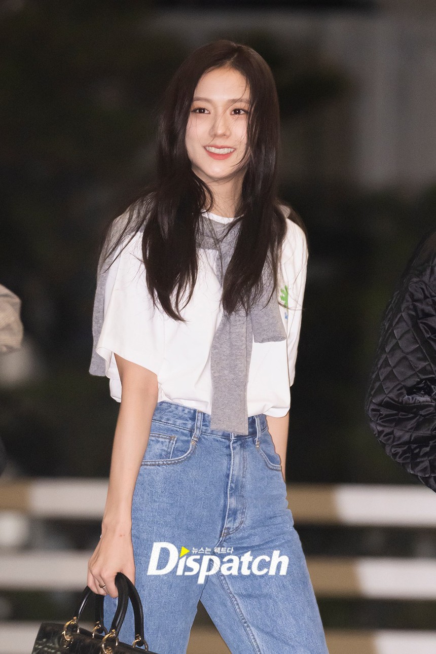 BLACKPINK đại náo sân bay: Jennie nhợt nhạt bất ngờ, Jisoo - Lisa nhảy vũ đạo Flower trước cả "rừng" ống kính - Ảnh 7.