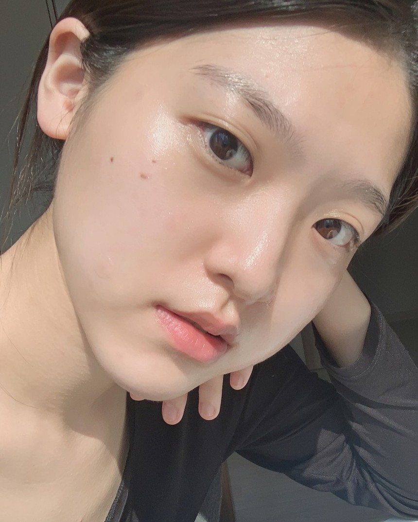 5 cách dùng serum giúp da căng bóng và ngừa lão hóa  - Ảnh 1.