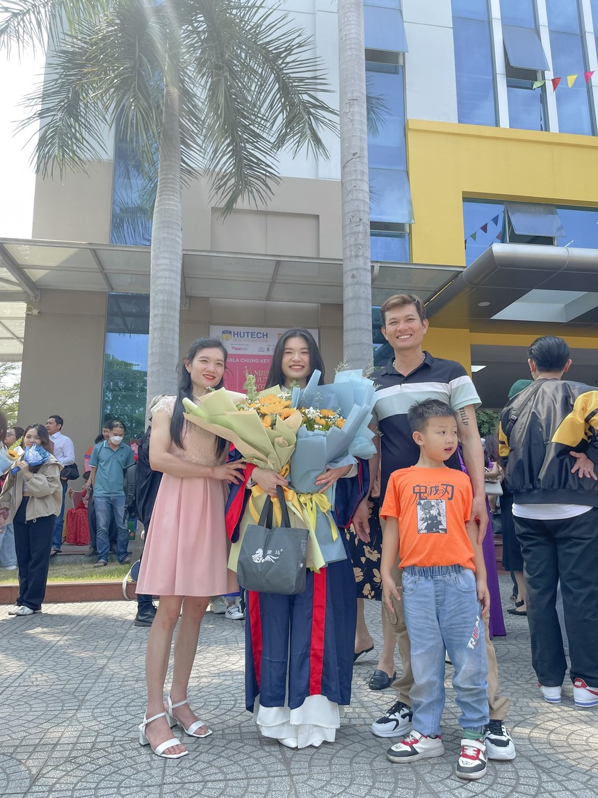 Mẹ mất trong vụ đắm thuyền, anh đi làm phụ hồ nuôi em gái ăn học, 7 năm sau gặt "trái ngọt" - Ảnh 1. Mẹ mất trong vụ đắm thuyền, anh đi làm phụ hồ nuôi em gái ăn học, 7 năm sau gặt "trái ngọt" - Ảnh 1.