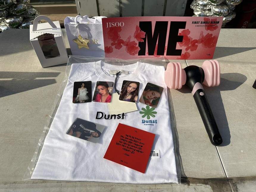 Chiều fan như Jisoo: Tặng son Dior khắc tên, áo phông cả triệu đồng... đúng chất Đại sứ cao cấp một công đôi việc - Ảnh 1.