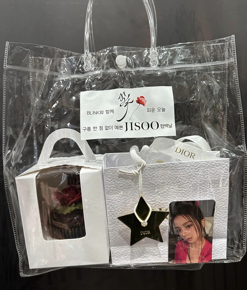Chiều fan như Jisoo: Tặng son Dior khắc tên, áo phông cả triệu đồng... đúng chất Đại sứ cao cấp một công đôi việc - Ảnh 4.