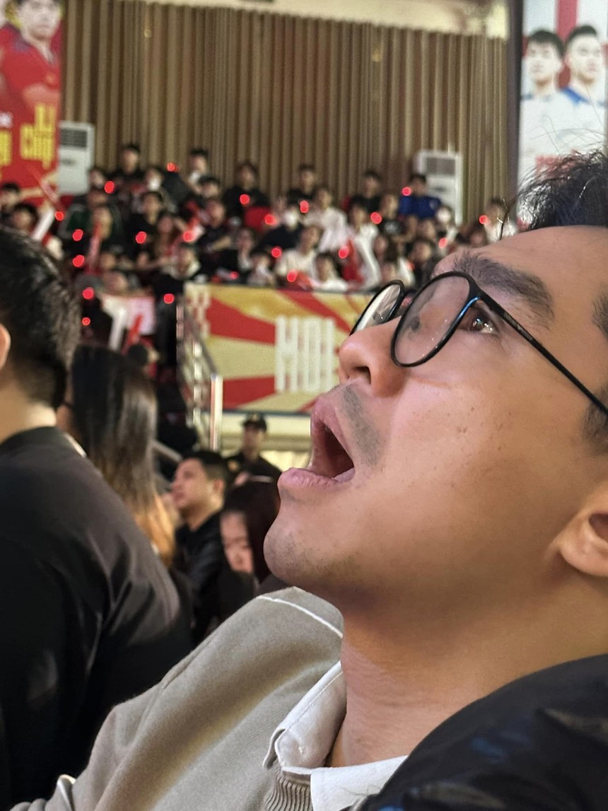 Hiếm lắm mới thấy vợ PewPew xuất hiện, phong cách hoàn toàn trái ngược với người chồng nổi tiếng - Ảnh 2.