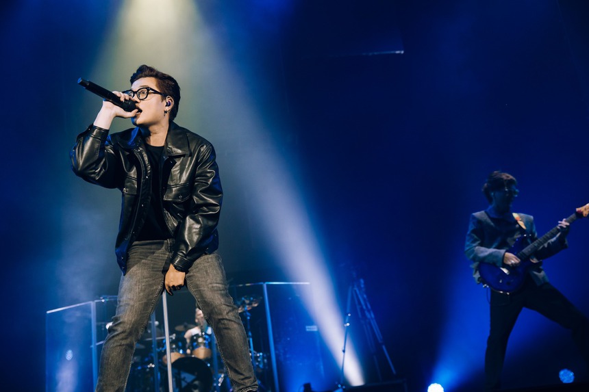 Chillies cháy hết mình trong concert tại Hà Nội, chắp tay cúi đầu nói cảm ơn: Fan đừng khóc!  - Ảnh 2.