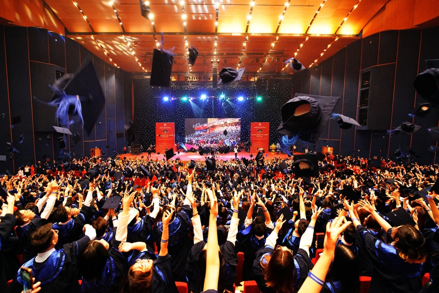 Toàn cảnh lễ trao bằng tốt nghiệp tại ngôi trường được mệnh danh "Harvard của Việt Nam" - Ảnh 16.