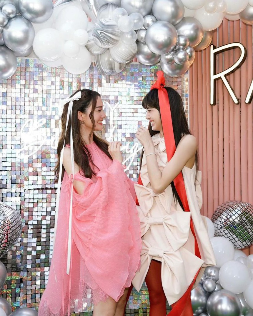Lisa hóa công chúa trong bữa tiệc sinh nhật tại quê nhà, đọ sắc cực gắt với “đệ nhất mỹ nhân Thái Lan” - Ảnh 8.