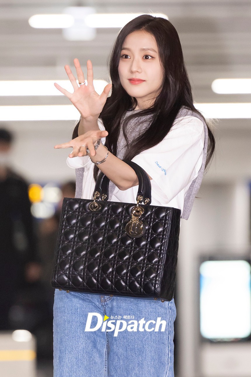 BLACKPINK đại náo sân bay: Jennie nhợt nhạt bất ngờ, Jisoo - Lisa nhảy vũ đạo Flower trước cả "rừng" ống kính - Ảnh 6.