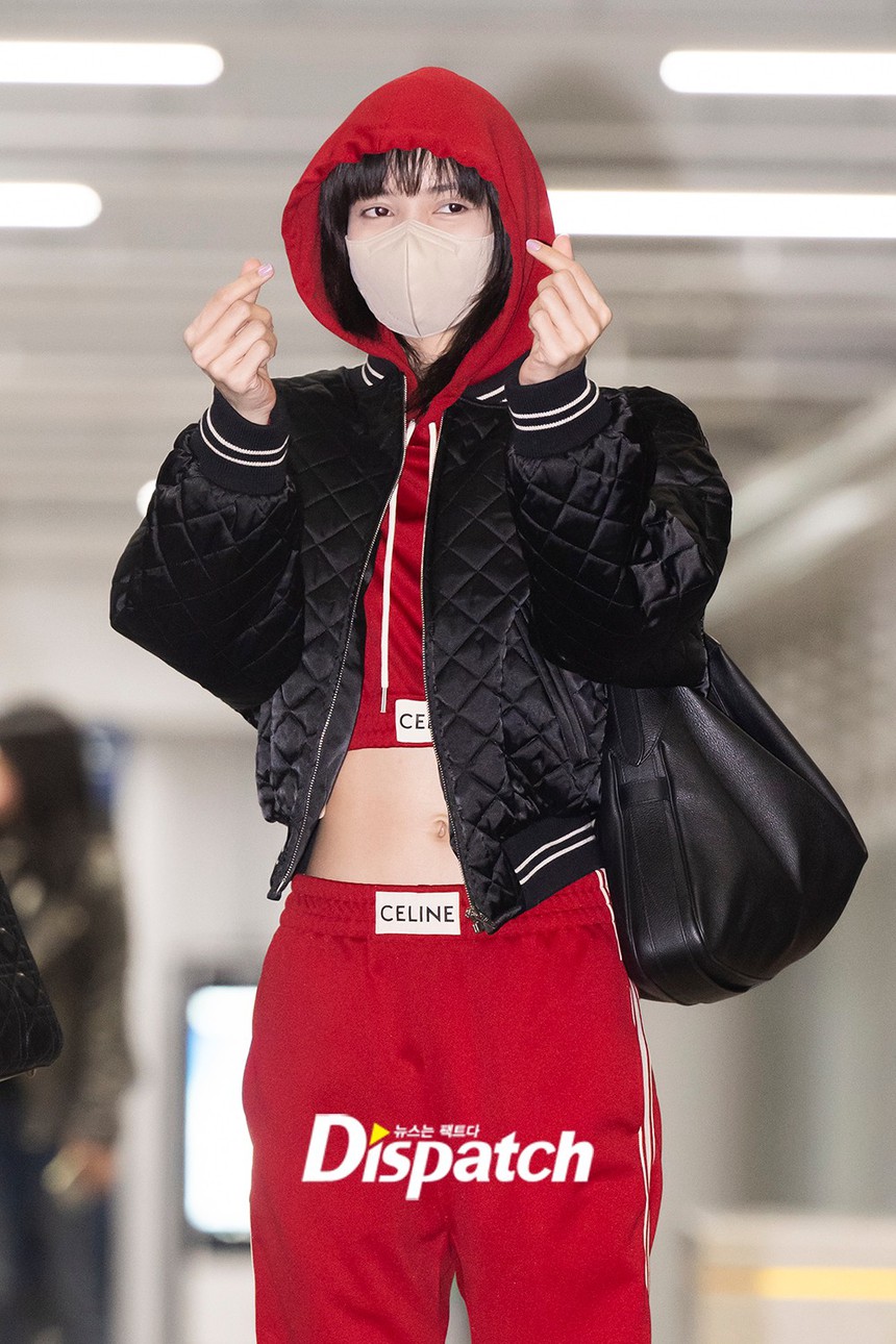 BLACKPINK đại náo sân bay: Jennie nhợt nhạt bất ngờ, Jisoo - Lisa nhảy vũ đạo Flower trước cả "rừng" ống kính - Ảnh 8.