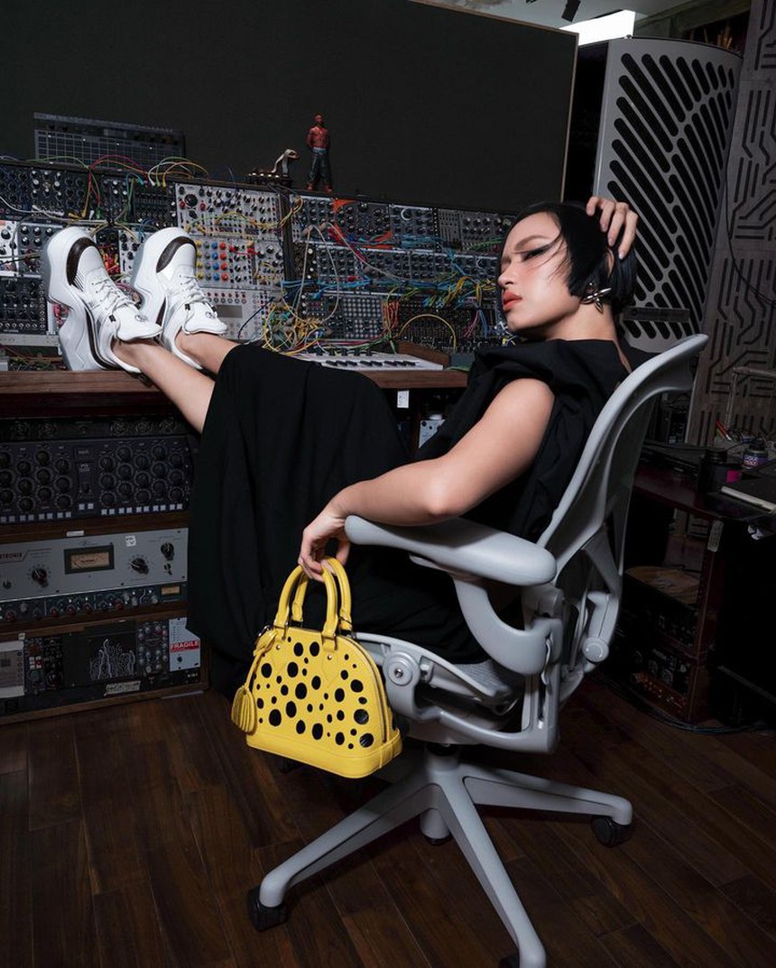 Châu Bùi check-in phòng thu của Binz: Gọi thân mật là nhà, hint sống chung rõ ràng thế này rồi - Ảnh 1. Châu Bùi check-in phòng thu của Binz: Gọi thân mật là nhà, hint sống chung rõ ràng thế này rồi - Ảnh 1.