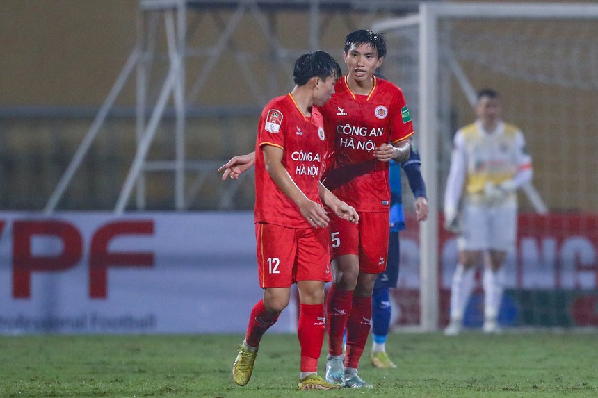 Đoàn Văn Hậu tỏa sáng đúng lúc, CLB CAHN nhọc nhằn ngược dòng nhờ sai lầm khó tin của đối thủ - Ảnh 1. Đoàn Văn Hậu tỏa sáng đúng lúc, CLB CAHN nhọc nhằn ngược dòng nhờ sai lầm khó tin của đối thủ - Ảnh 1.