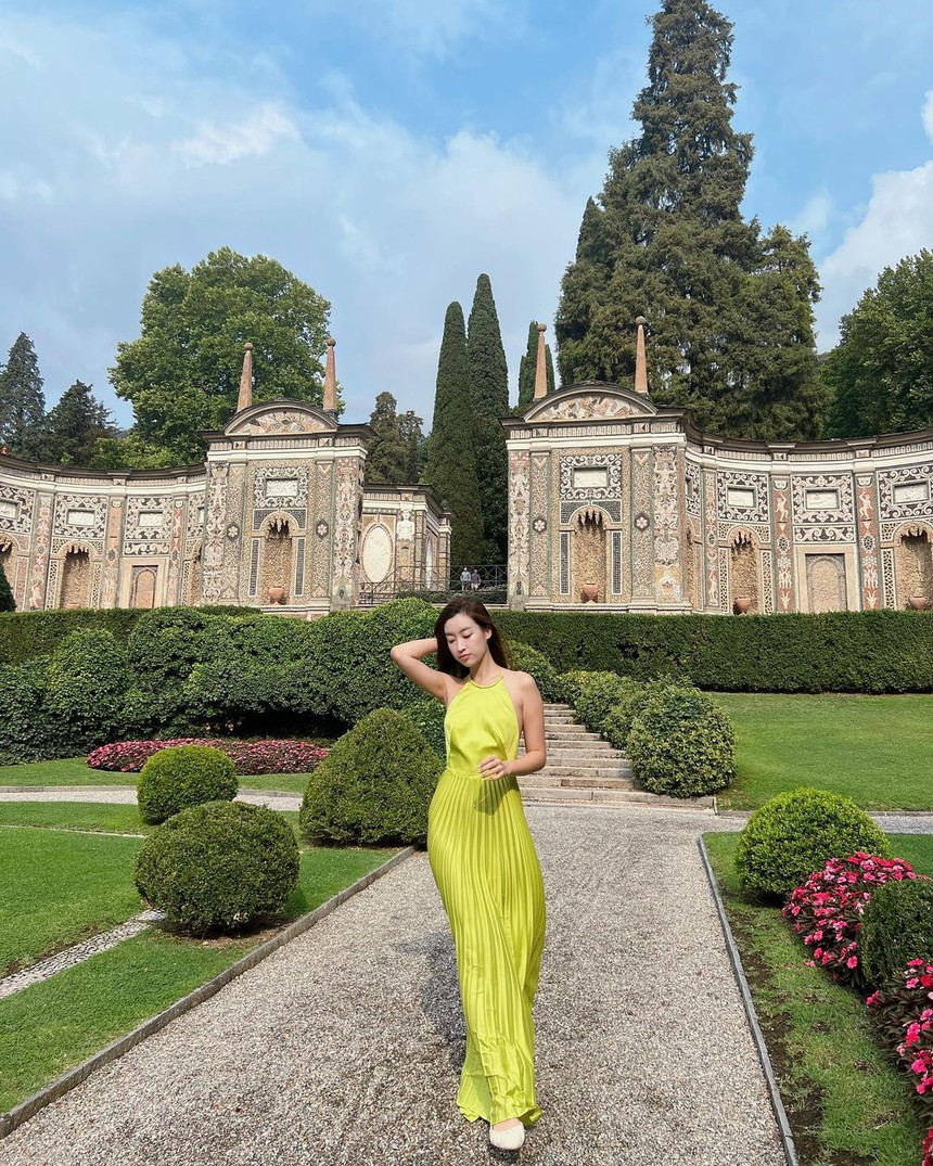 Đỗ Mỹ Linh bất ngờ tung ảnh cận vóc dáng giữa nghi vấn mang thai - Ảnh 2. Đỗ Mỹ Linh bất ngờ tung ảnh cận vóc dáng giữa nghi vấn mang thai - Ảnh 2.