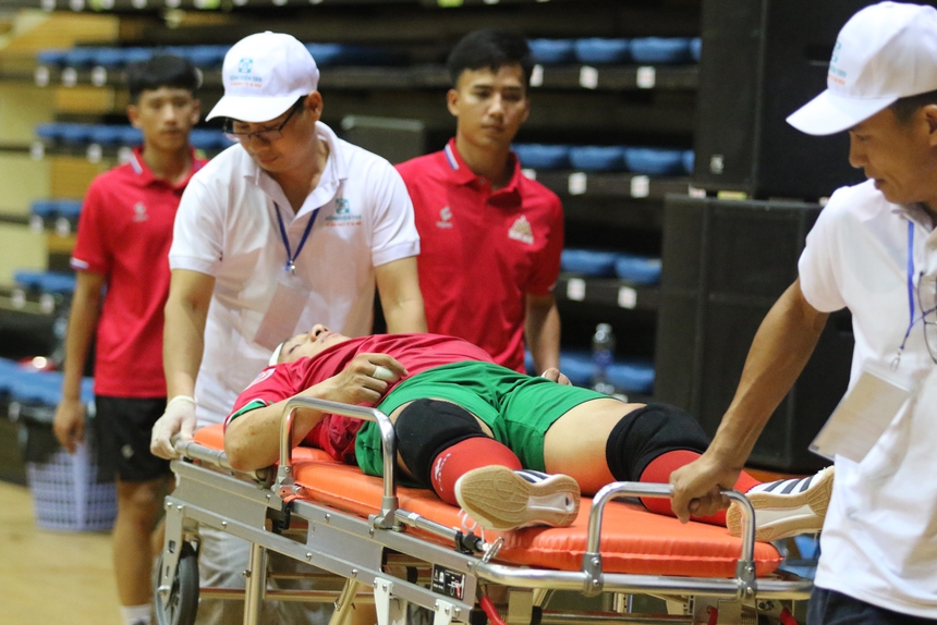 Thủ môn phải đi cấp cứu, cầu thủ phá lưới kỷ lục ở giải futsal VĐQG 2023 - Ảnh 1.