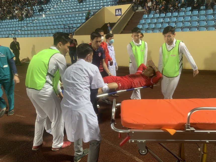 Rùng rợn trung vệ Nam Định vào bóng khiến đối thủ nhập viện, chỉ phải nhận thẻ vàng - Ảnh 2.