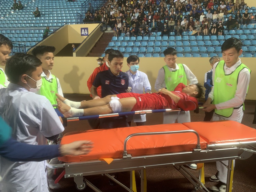 Rùng rợn trung vệ Nam Định vào bóng khiến đối thủ nhập viện, chỉ phải nhận thẻ vàng - Ảnh 4.