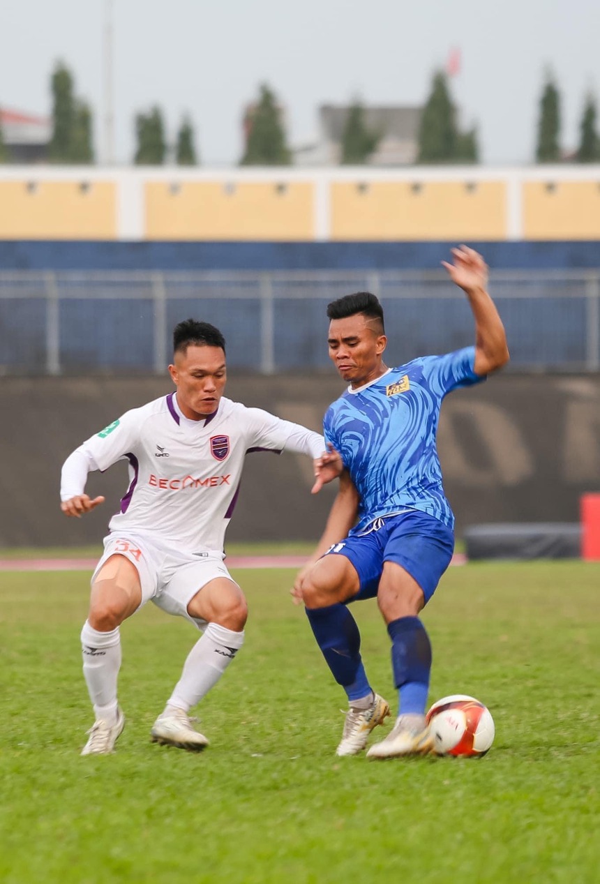 Cựu tuyển thủ Việt Nam từng vướng án bán độ gửi lời xin lỗi muộn màng đến bố sau 8 năm trở lại sân cỏ - Ảnh 4.