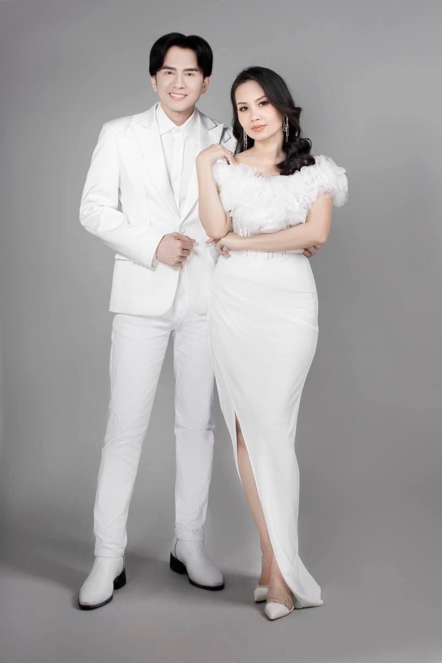 Nữ ca sĩ diện lại chiếc đầm góp phần làm nên bản hit cách đây 19 năm, nhan sắc tuổi U55 gây bất ngờ! - Ảnh 5. Nữ ca sĩ diện lại chiếc đầm góp phần làm nên bản hit cách đây 19 năm, nhan sắc tuổi U55 gây bất ngờ! - Ảnh 5.