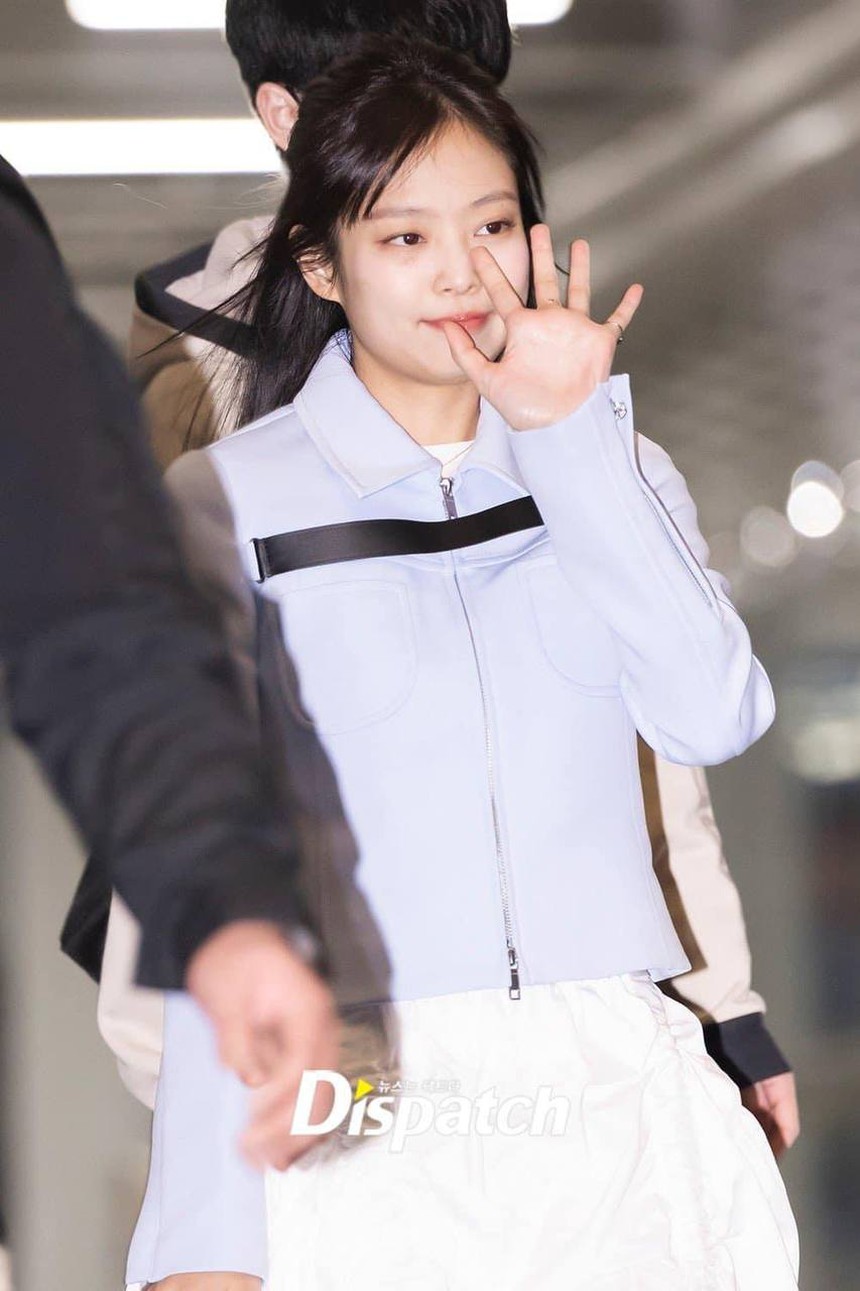 BLACKPINK đại náo sân bay: Jennie nhợt nhạt bất ngờ, Jisoo - Lisa nhảy vũ đạo Flower trước cả "rừng" ống kính - Ảnh 3.