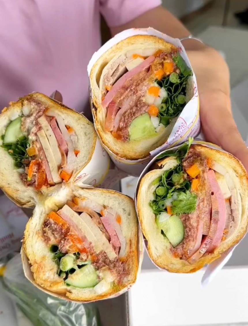 Cộng đồng mạng xôn xao ổ bánh mì đình đám ở TP.HCM: Nặng đến nửa cân, topping ú ụ nhưng dân tình lại thấy… ngán - Ảnh 2. Cộng đồng mạng xôn xao ổ bánh mì đình đám ở TP.HCM: Nặng đến nửa cân, topping ú ụ nhưng dân tình lại thấy… ngán - Ảnh 2.