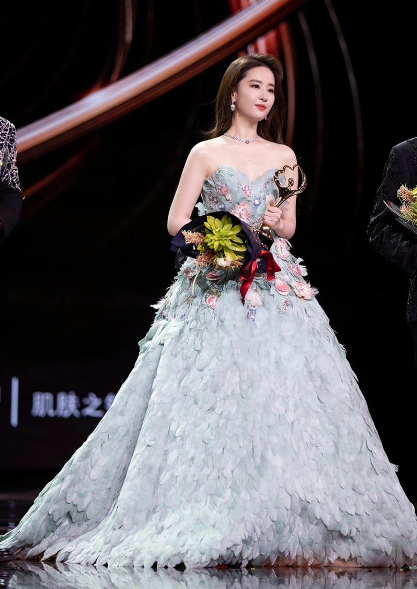 “Lưu Diệc Phi béo thế” và định kiến phải trắng, gầy, eo giấy A4 tại Cbiz - Ảnh 8.