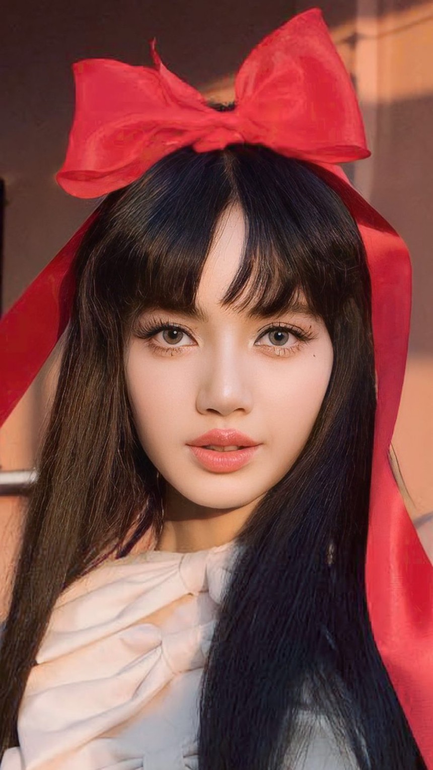 Lisa hóa công chúa trong bữa tiệc sinh nhật tại quê nhà, đọ sắc cực gắt với “đệ nhất mỹ nhân Thái Lan” - Ảnh 4.