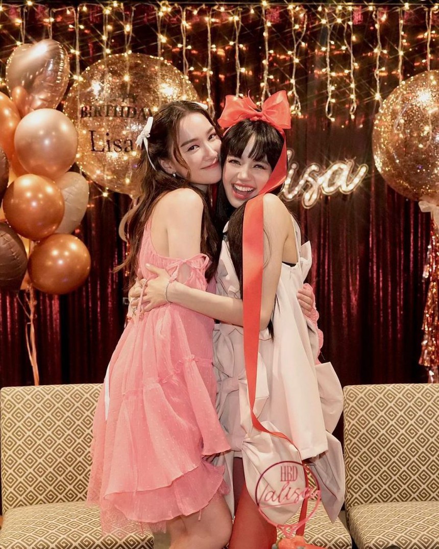 Lisa hóa công chúa trong bữa tiệc sinh nhật tại quê nhà, đọ sắc cực gắt với “đệ nhất mỹ nhân Thái Lan” - Ảnh 7.