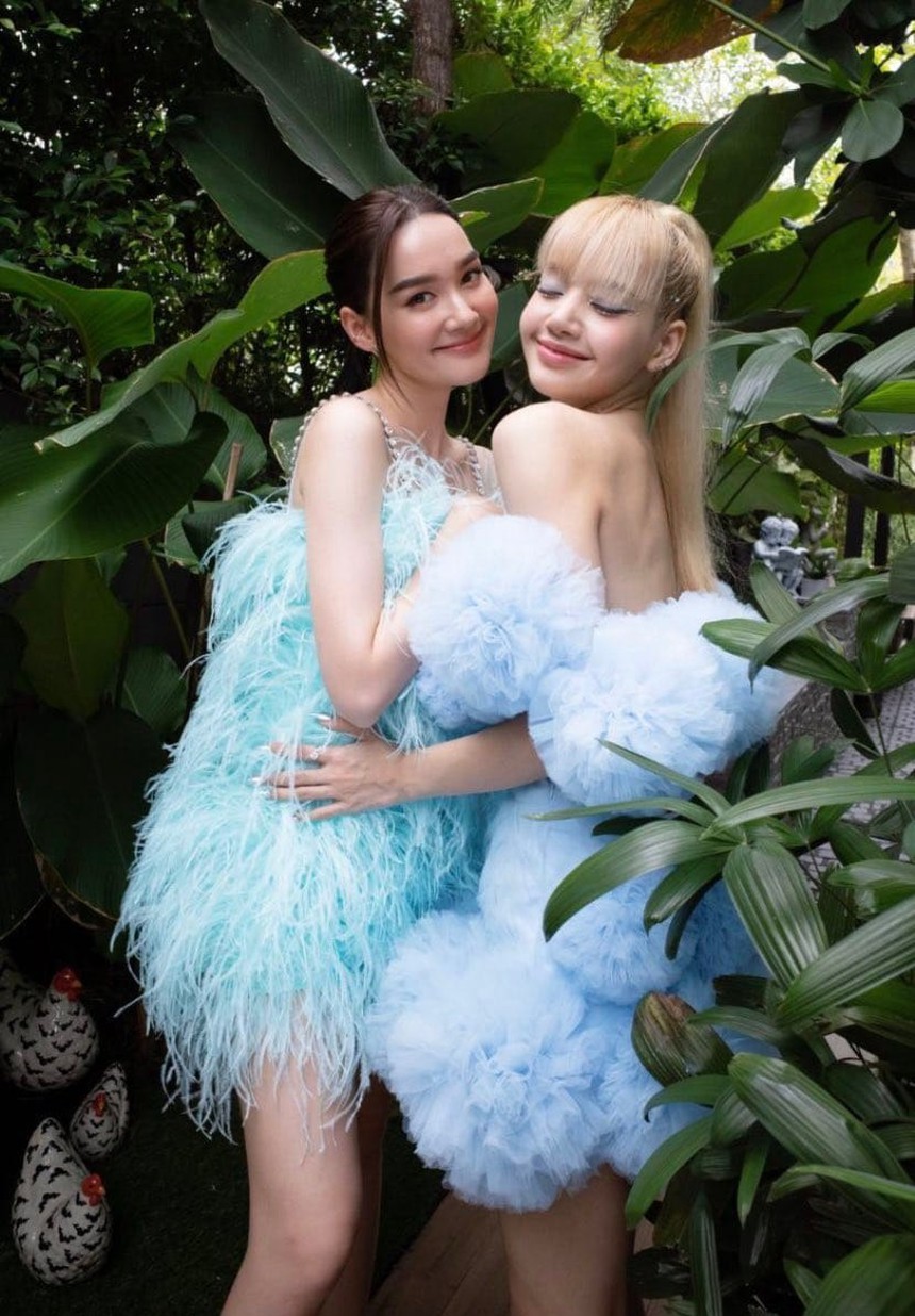 Lisa hóa công chúa trong bữa tiệc sinh nhật tại quê nhà, đọ sắc cực gắt với “đệ nhất mỹ nhân Thái Lan” - Ảnh 9.