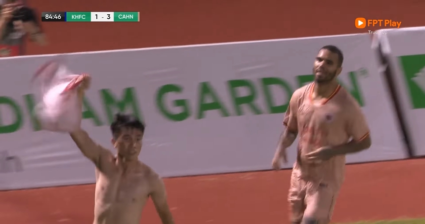 Lê Văn Đô lập 'siêu phẩm' góc hẹp cho CAHN, cởi áo ăn mừng cực nhiệt - Ảnh 2.