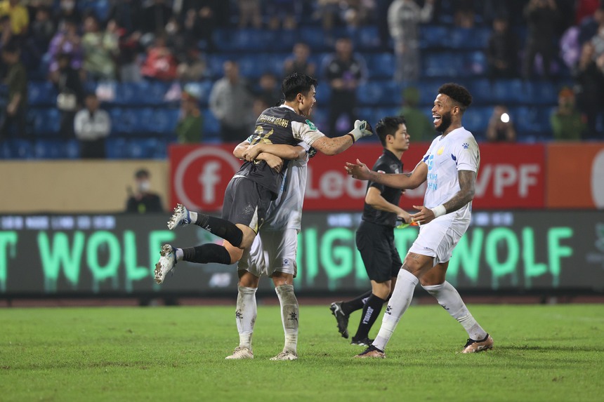 Xuân Trường hóa 'tội đồ' trên chấm 11m, Hải Phòng gục ngã trước Nam Định - Ảnh 4.