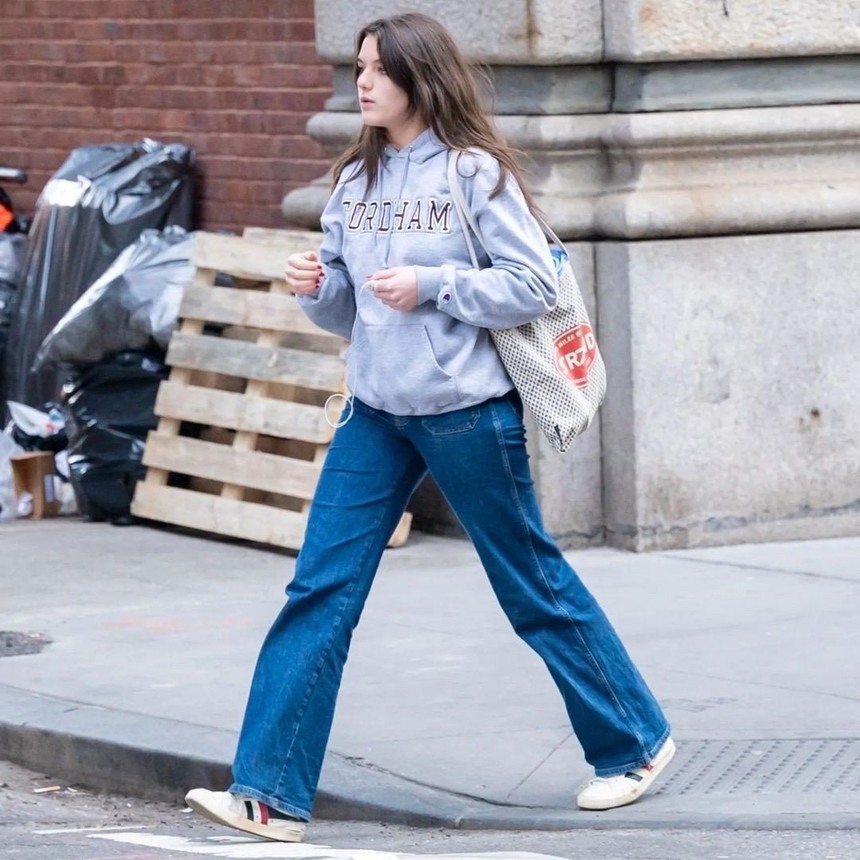 Suri Cruise có phản ứng này khi trở thành chủ đề nóng xung quanh mối quan hệ “ghẻ lạnh" với bố ruột trong gần 1 thập kỷ - Ảnh 4.