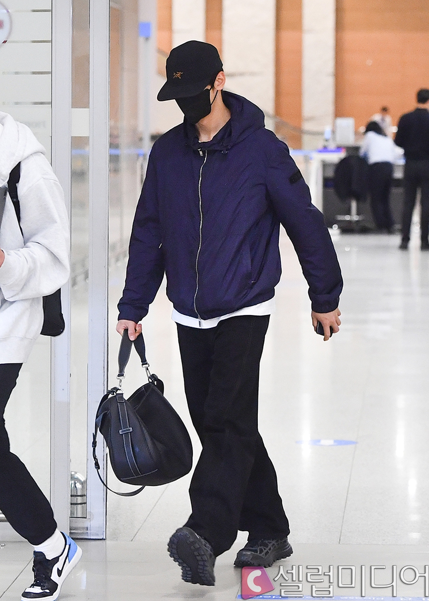 Cha Eun Woo lộ diện tiều tụy, buồn bã tại sân bay Hàn Quốc sau khi Moonbin qua đời - Ảnh 3.