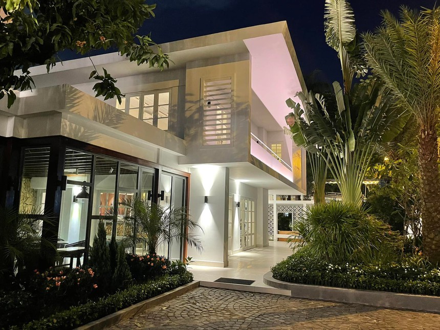 Nam diễn viên Vbiz sống trong cơ ngơi 1600m2 tại TP.HCM: Rộng rãi như resort, có cả hồ bơi và không gian xanh xịn xò  - Ảnh 1.