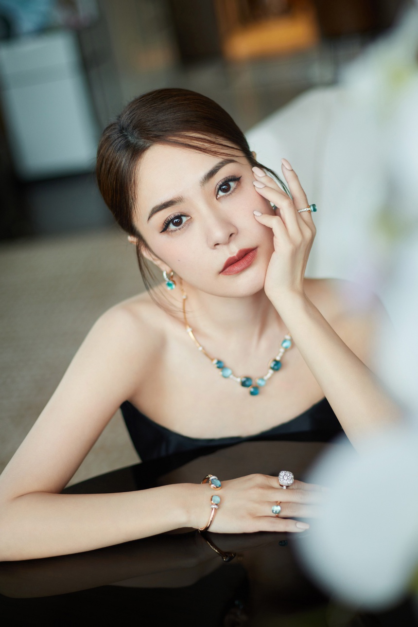 Sau đổ vỡ, Chung Hân Đồng vẫn tin vào tình yêu đích thực ở tuổi 42 - Ảnh 3. Sau đổ vỡ, Chung Hân Đồng vẫn tin vào tình yêu đích thực ở tuổi 42 - Ảnh 3.