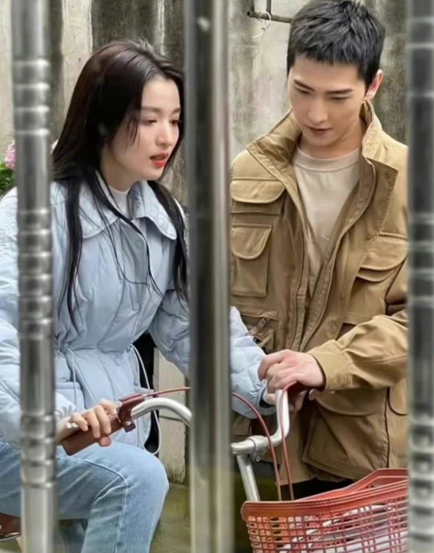 Dương Dương và Vương Sở Nhiên lại bị đồn hẹn hò vì dùng đồ đôi - Ảnh 5. Dương Dương và Vương Sở Nhiên lại bị đồn hẹn hò vì dùng đồ đôi - Ảnh 5.