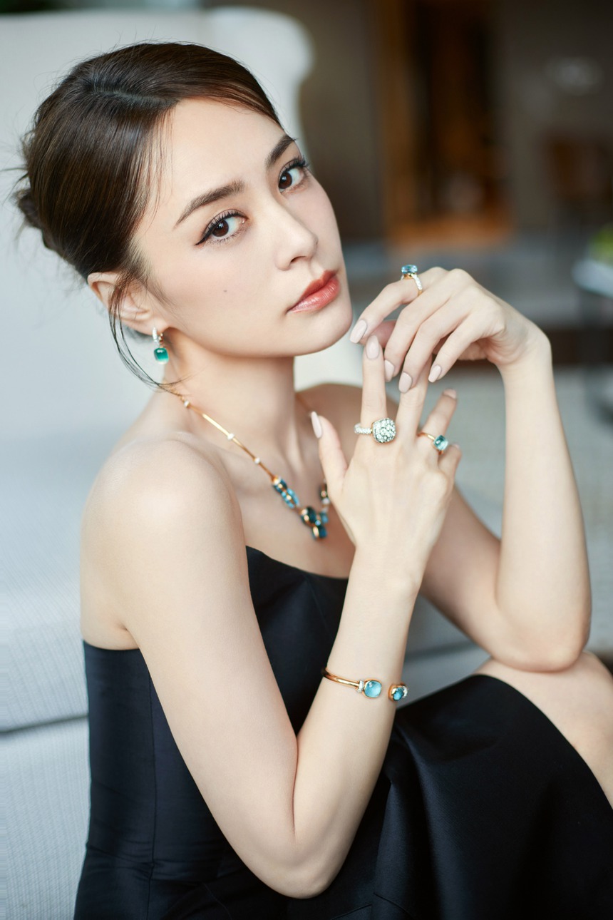 Sau đổ vỡ, Chung Hân Đồng vẫn tin vào tình yêu đích thực ở tuổi 42 - Ảnh 1. Sau đổ vỡ, Chung Hân Đồng vẫn tin vào tình yêu đích thực ở tuổi 42 - Ảnh 1.