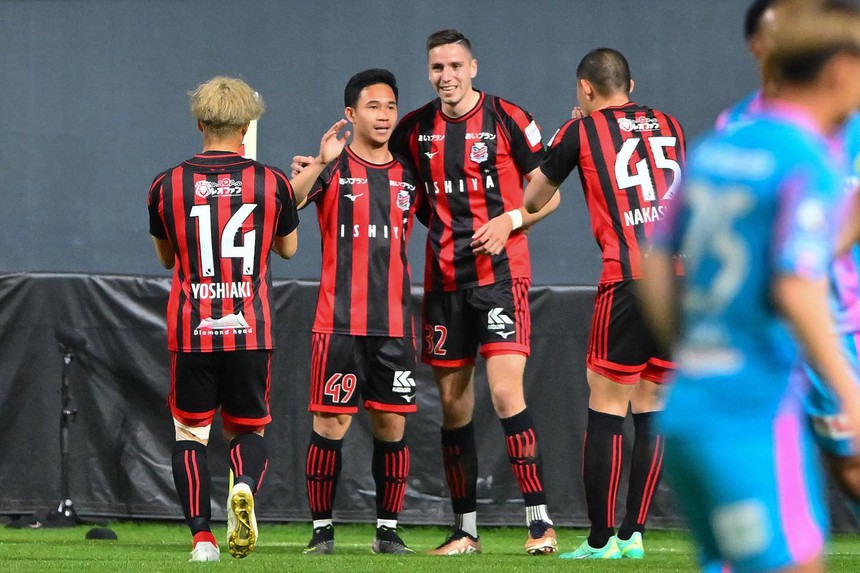 Supachok Sarachat tỏa sáng ở Consadole Sapporo với cú đúp khiến Công Phượng ngậm ngùi - Ảnh 2. Supachok Sarachat tỏa sáng ở Consadole Sapporo với cú đúp khiến Công Phượng ngậm ngùi - Ảnh 2.