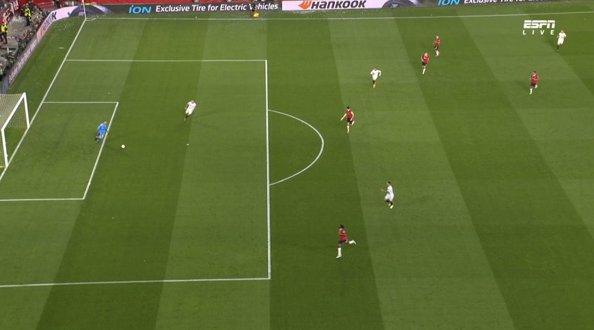 Hàng thủ liên tiếp mắc sai lầm, MU thua tức tưởi Sevilla, dừng bước tại tứ kết Europa League - Ảnh 1.