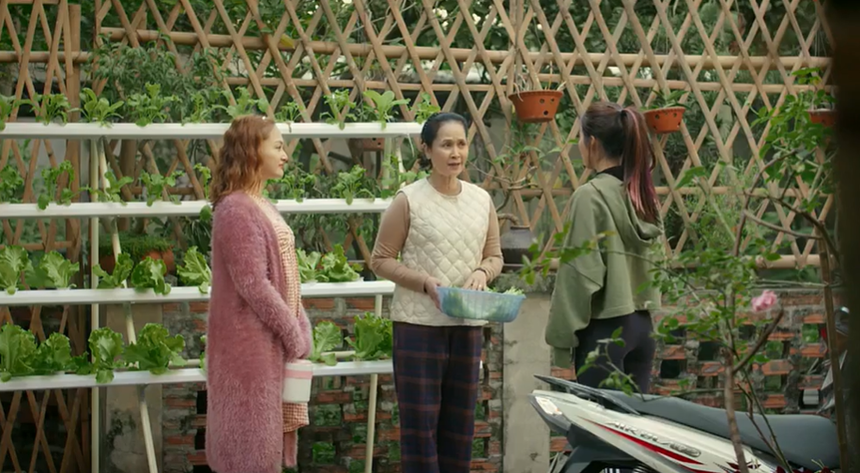 NSND Lan Hương: Bà Cúc trong 'Gia đình mình vui bất thình lình' rất giống tôi ngoài đời - Ảnh 2.