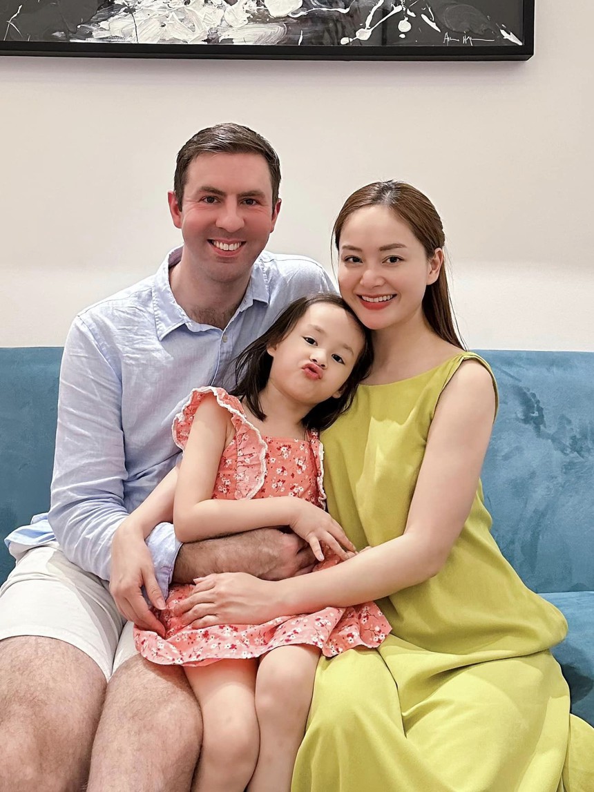 Sao nữ Việt lấy chồng ngoại quốc: Lan Phương có mối tình đáng yêu, Võ Hạ Trâm được chi tiền khủng làm MV - Ảnh 3. Sao nữ Việt lấy chồng ngoại quốc: Lan Phương có mối tình đáng yêu, Võ Hạ Trâm được chi tiền khủng làm MV - Ảnh 3.