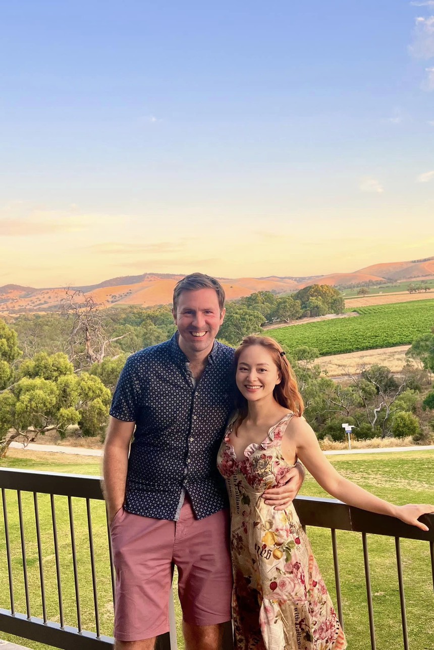 Sao nữ Việt lấy chồng ngoại quốc: Lan Phương có mối tình đáng yêu, Võ Hạ Trâm được chi tiền khủng làm MV - Ảnh 2. Sao nữ Việt lấy chồng ngoại quốc: Lan Phương có mối tình đáng yêu, Võ Hạ Trâm được chi tiền khủng làm MV - Ảnh 2.