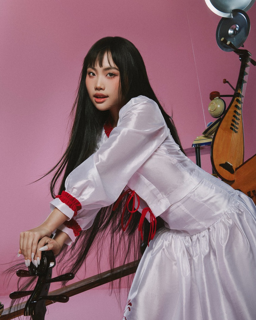 Phương Mỹ Chi tung loạt ảnh khác lạ khi tháo kính - Ảnh 2.