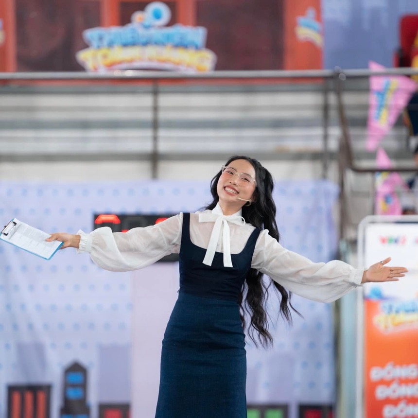 Phương Mỹ Chi tung loạt ảnh khác lạ khi tháo kính - Ảnh 9.