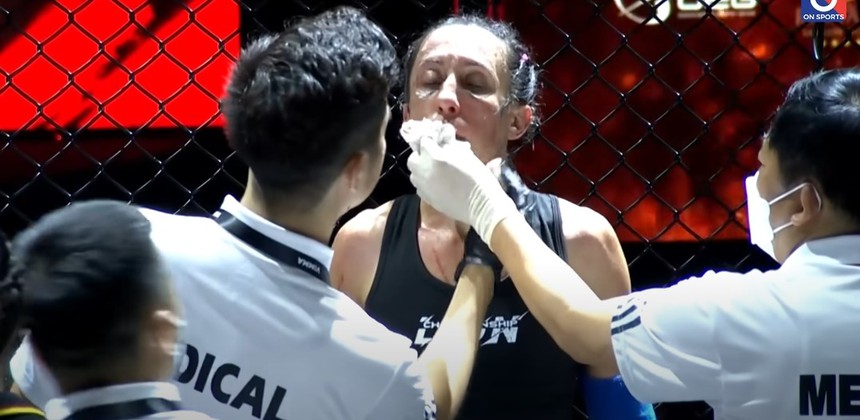 Nữ võ sĩ Việt Nam chào sân bằng áo dài và nón lá, đánh cho đối thủ người Pháp bầm dập tơi tả - Ảnh 6.