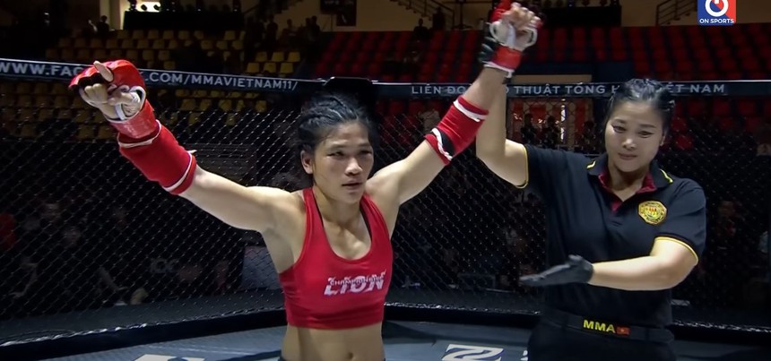 Nữ võ sĩ Việt Nam chào sân bằng áo dài và nón lá, đánh cho đối thủ người Pháp bầm dập tơi tả - Ảnh 8.