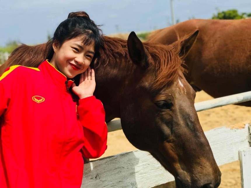 Hot girl của tuyển nữ Việt Nam Thanh Nhã: 'Cháy trên sân cỏ nhưng vẫn là cô gái nhỏ mộng mơ' - Ảnh 4.