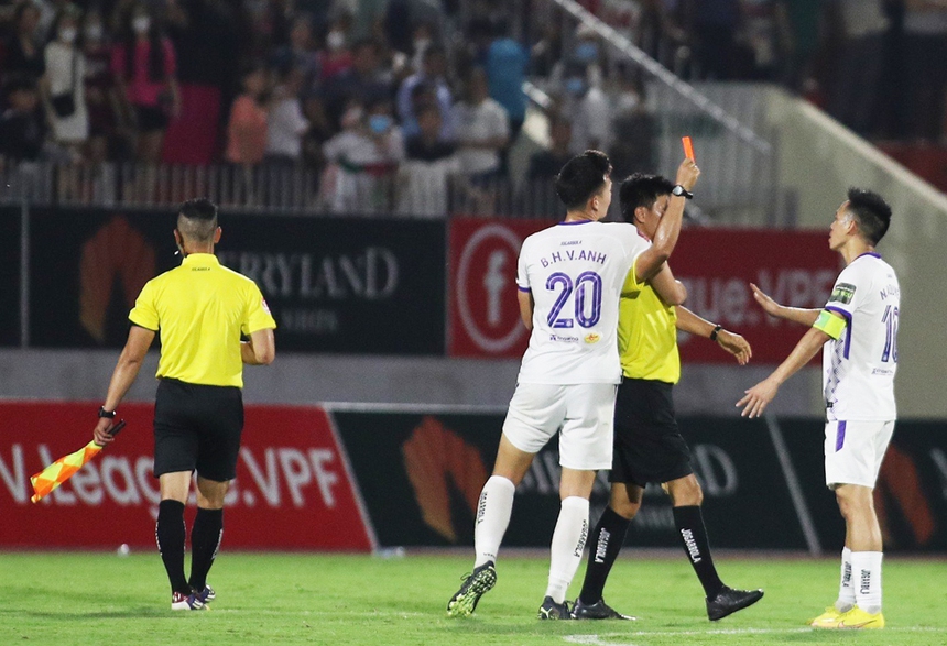 Người quan sát: "Bạc" như nghề trọng tài - Ảnh 1.