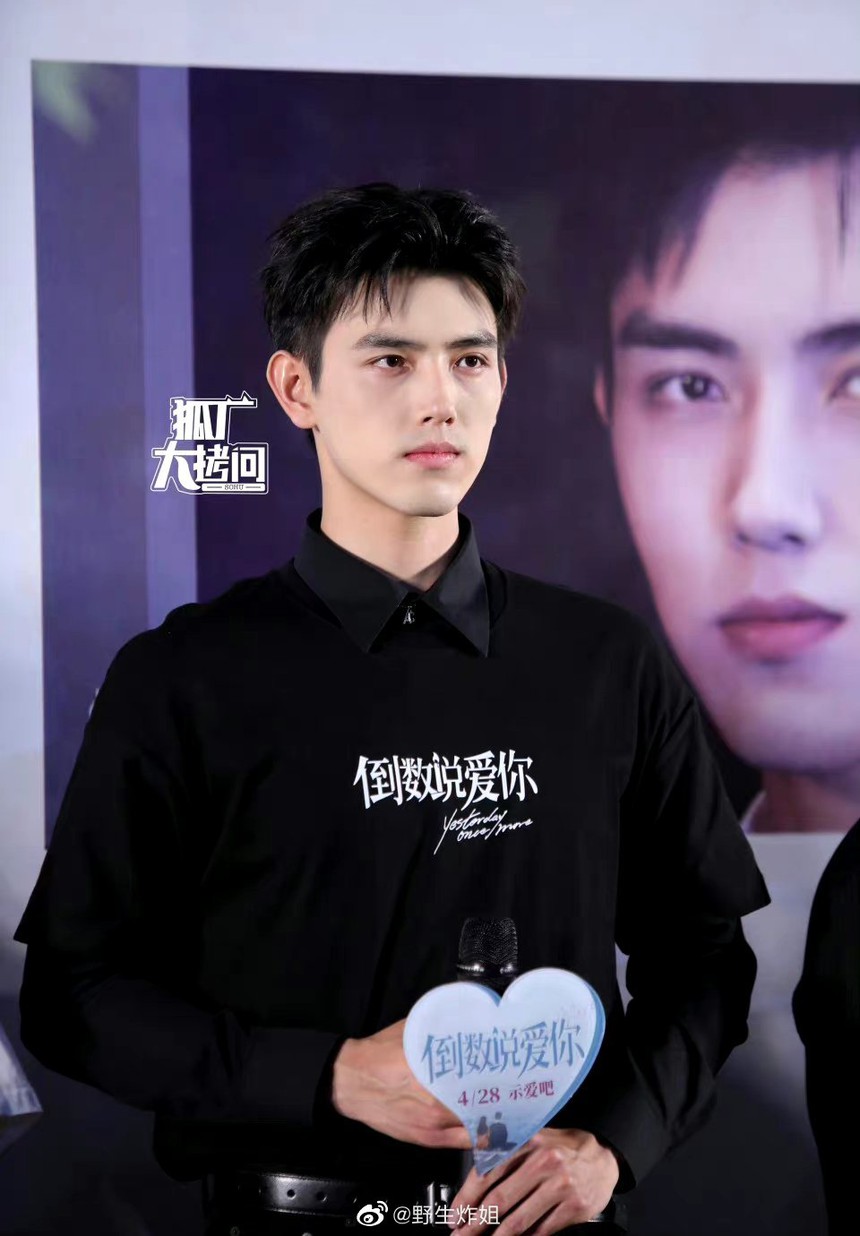 “Thái tử Cbiz” Trần Phi Vũ diện hẳn 2 trang phục trong sự kiện đầu tiên sau bê bối ảnh nóng, bị mỉa mai đủ đường vì 1 phát ngôn - Ảnh 2.